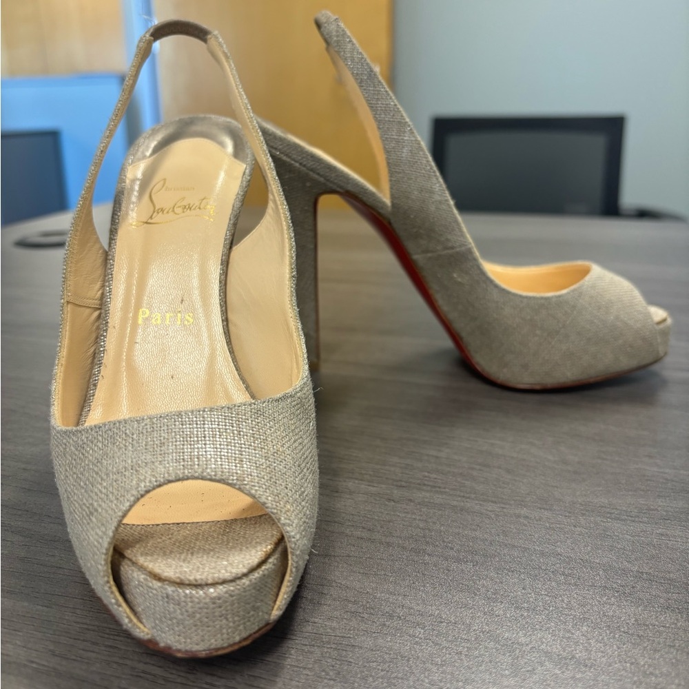 Slightly used, no box or dust bag as they were misplaced during a move.
